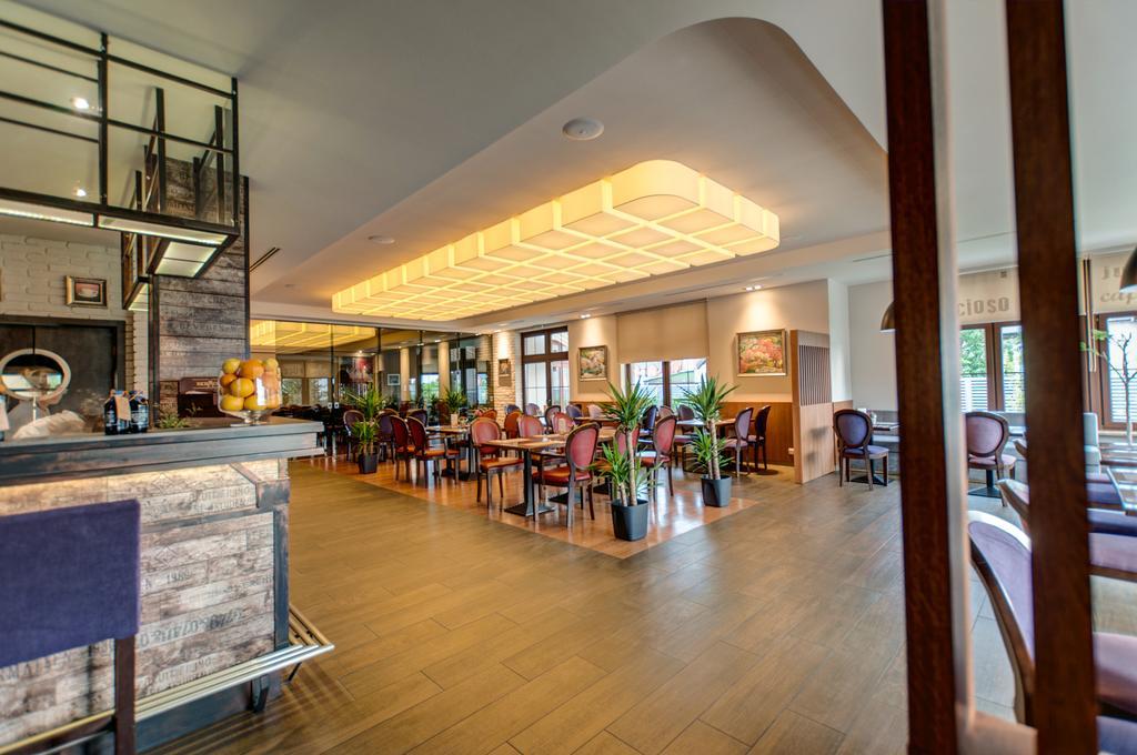 Hotel Figa Plewiska Ngoại thất bức ảnh